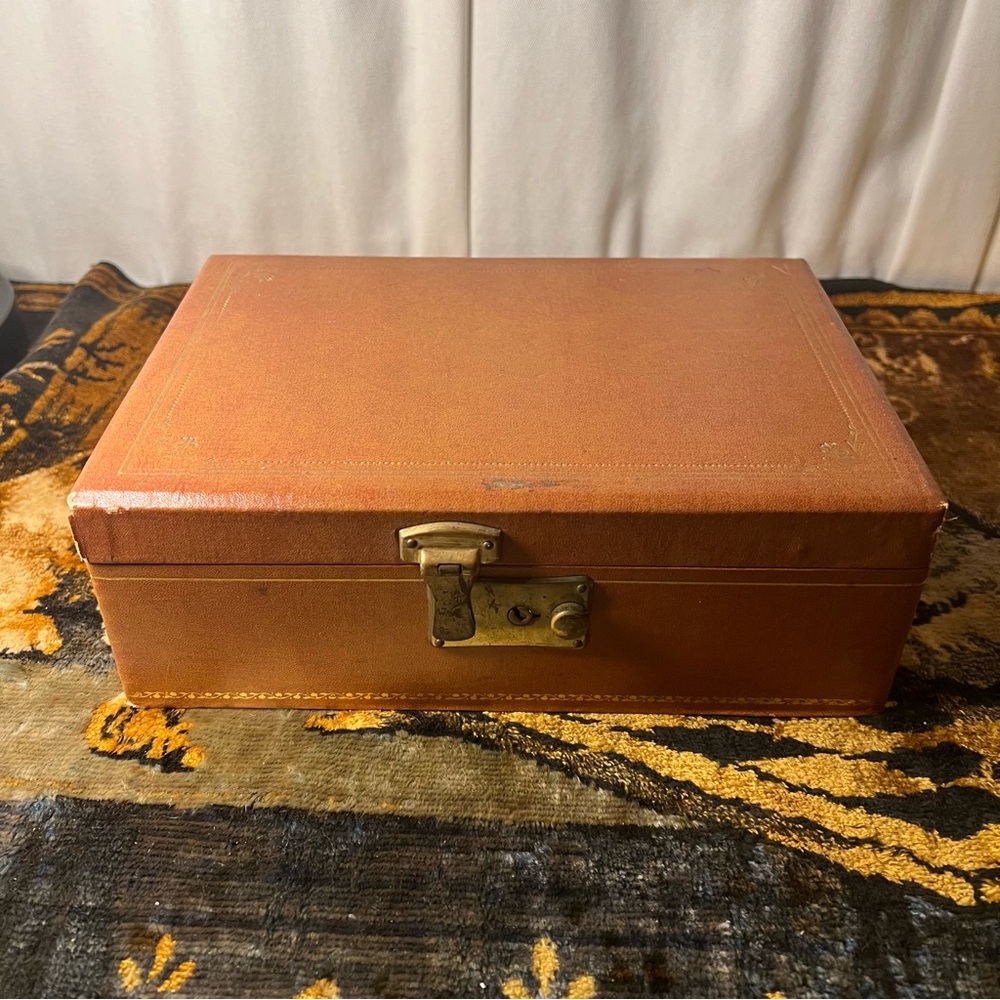 Elegant Vintage Brown Faux Leather Jewelry Box & Green Velvet Lining - Picture 2 of 16